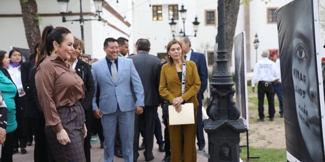 MONTAN EXPOSICIÓN FOTOGRÁFICA “PARTES DE MUJERES COMPLETAS” EN JARDÍN DE PRESIDENCIA MUNICIPAL