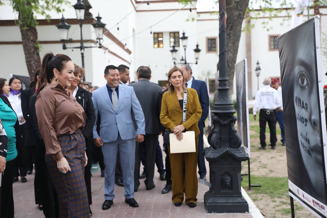 MONTAN EXPOSICIÓN FOTOGRÁFICA “PARTES DE MUJERES COMPLETAS” EN JARDÍN DE PRESIDENCIA MUNICIPAL