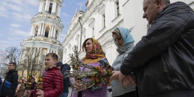 Con ramas de sauce en mano, los ucranianos celebraron el Domingo de Ramos