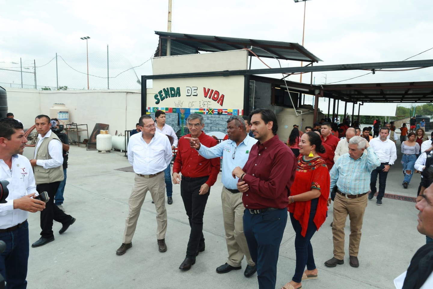 Visita el Gobernador a migrantes