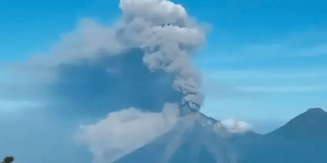 Volcán de Fuego de Guatemala inicia erupción lanzando ceniza y lava