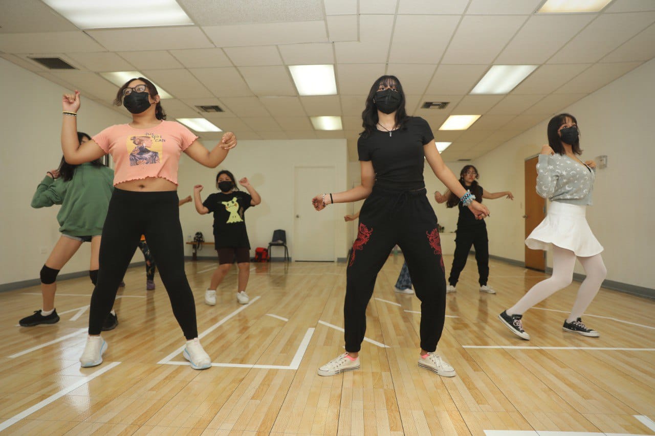 APRENDEN A BAILAR KPOP Y DANZA FOLCLÓRICA EN MAQUILA CREATIVA