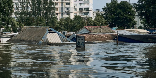 Rusia ataca ciudad inundada