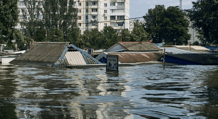Rusia ataca ciudad inundada