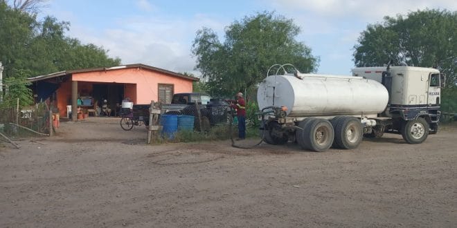 BRINDAN AGUA POTABLE A FAMILIAS  A TRAVÉS DE SERVICIO DE PIPAS