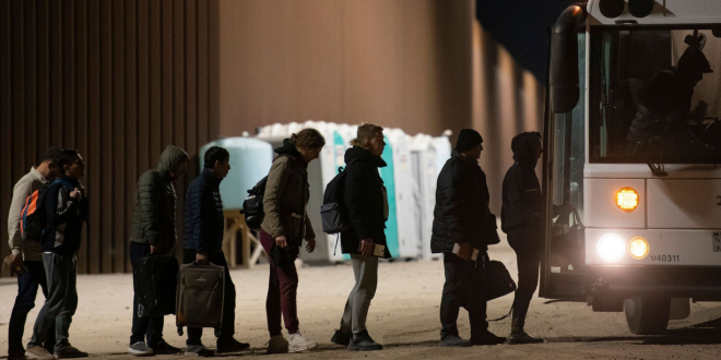Segundo autobús de migrantes llega a Los Ángeles desde Texas