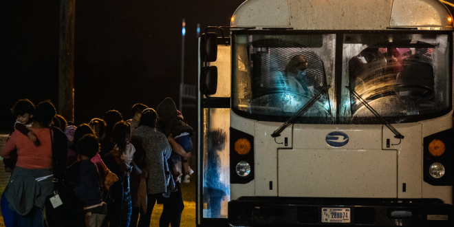 Muere niño en autobús que trasladaba migrantes desde Texas