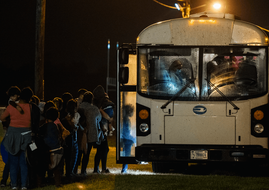 Muere niño en autobús que trasladaba migrantes desde Texas