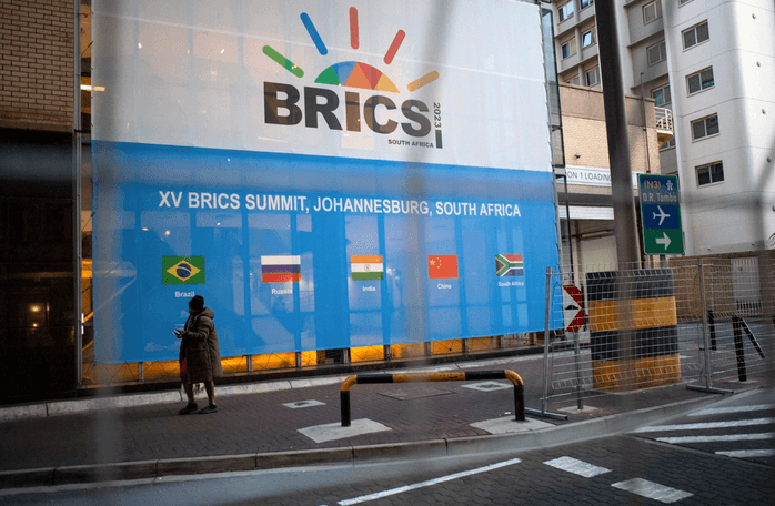 China urge a los BRICS a convertirse en un rival geopolítico del G7