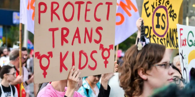 Juez bloquea prohibición de Texas sobre cuidados de género para menores