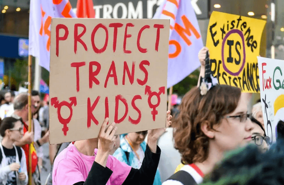 Juez bloquea prohibición de Texas sobre cuidados de género para menores