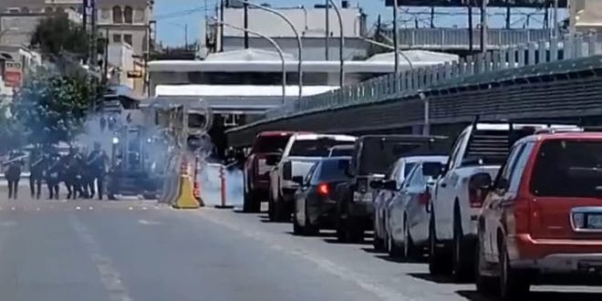Cierran puente internacional por protesta de migrantes Cierran puente internacional por protesta de migrantes