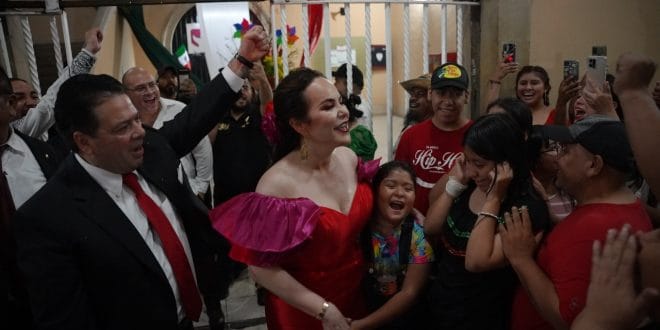 FAMILIAS DAN GRITO ESPONTÁNEO JUNTO A CARMEN LILIA CANTUROSAS; ALCALDESA SALE A RECORRER LA CIUDAD EN MEDIO DE TORMENTA