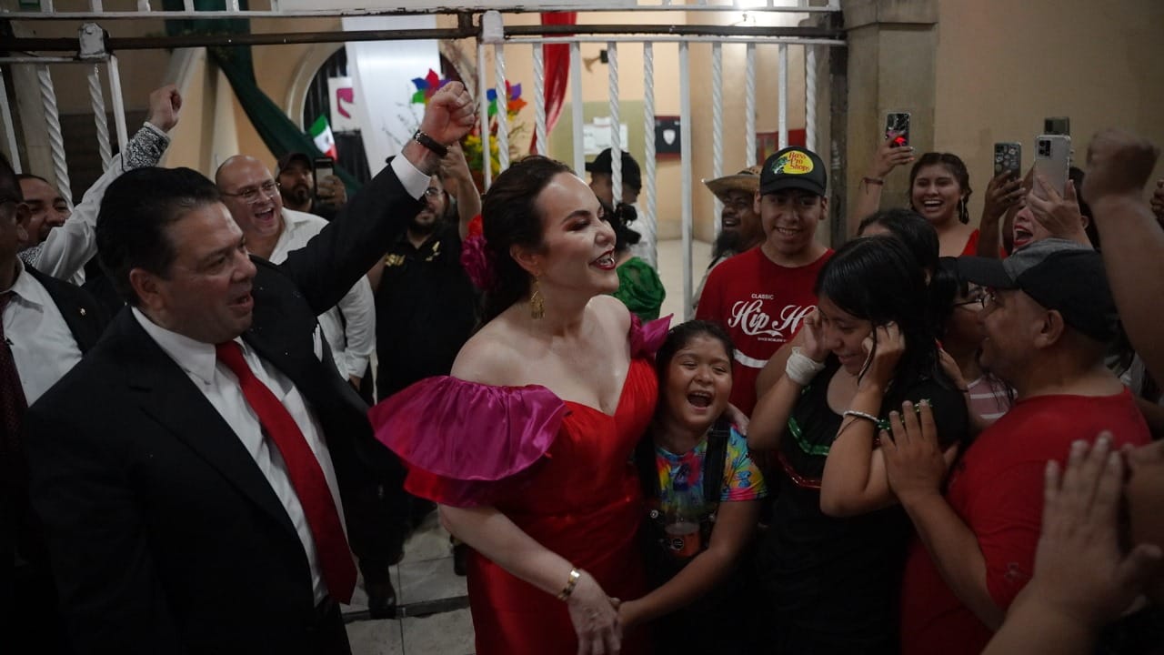 FAMILIAS DAN GRITO ESPONTÁNEO JUNTO A CARMEN LILIA CANTUROSAS; ALCALDESA SALE A RECORRER LA CIUDAD EN MEDIO DE TORMENTA