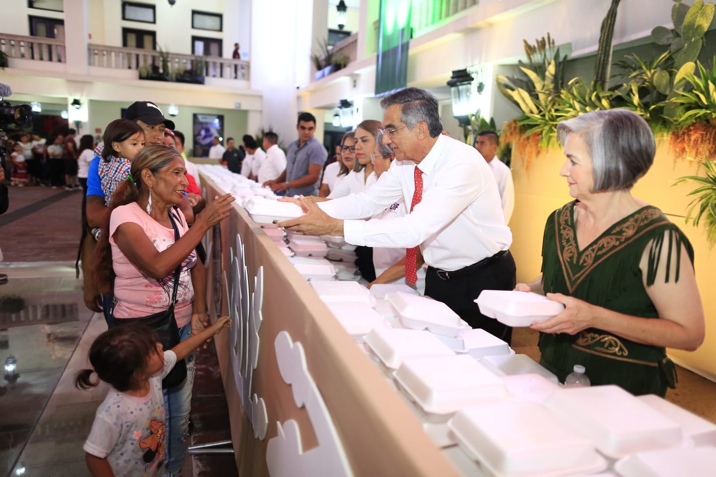 Disfrutan Familias tamaulipecas cena mexicana en Ceremonia del Grito 