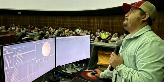 Cientos de familias acudieron al planetario del Museo TAMUX y contemplaron el eclipse￼