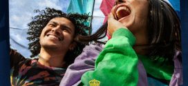 CORONA HACE UN TRIBUTO A LOS MEJORES FANÁTICOS DEL FUTBOL Y LA MÚSICA