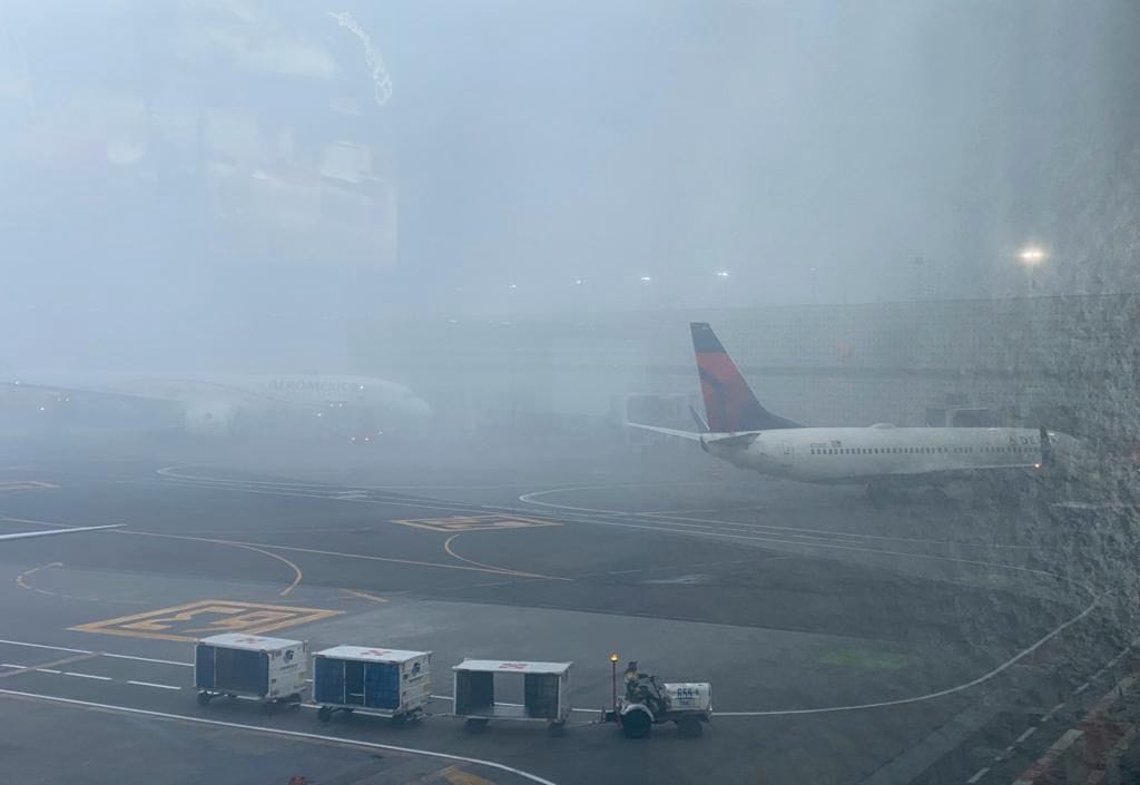 Caos por niebla en el AICM