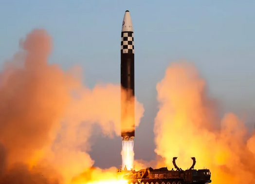Corea del Norte dispara un misil balístico de largo alcance