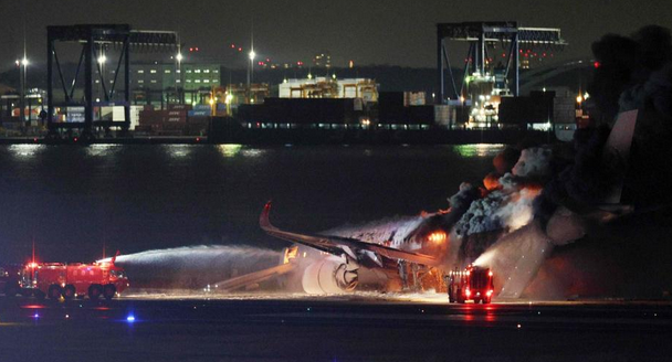 Colisión de dos aviones en Japón deja 5 muertos