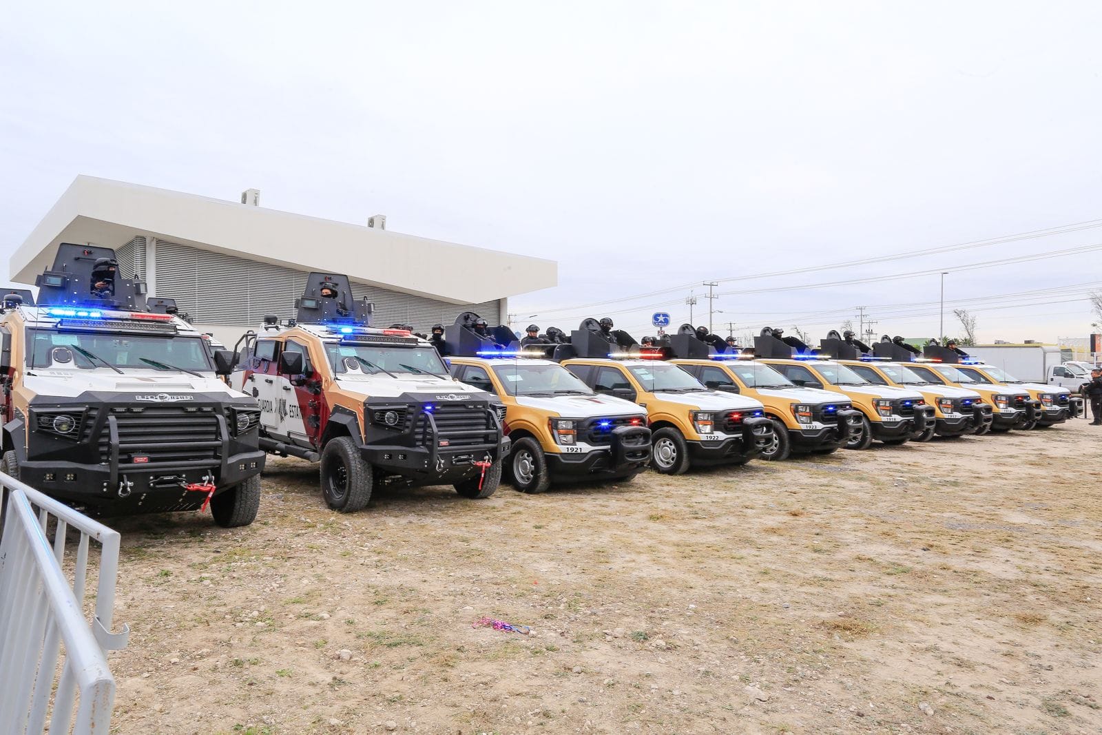 Refuerza gobernador seguridad en la frontera tamaulipeca; entrega patrullas y despliega más policías