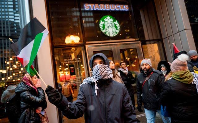 Despido masivo en Starbucks Medio Oriente debido a boicots por guerra en Gaza