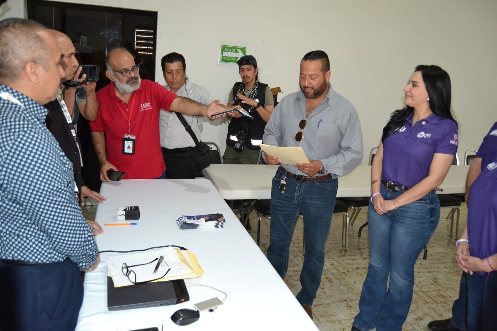 Reta Yahleel a un debate político a sus contrincantes