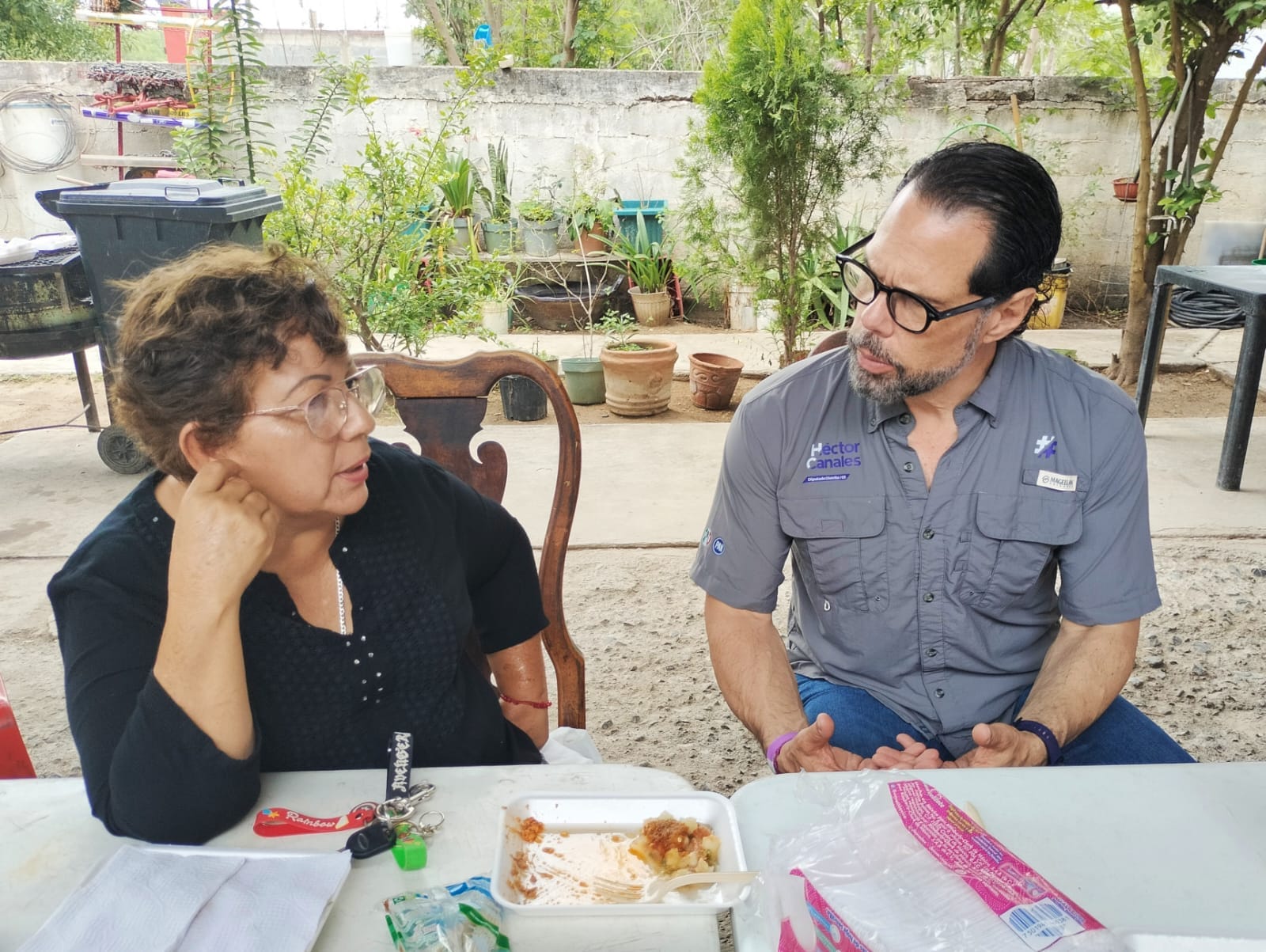 Escucha Héctor Canales a vecinas de «Los Kilómetros»