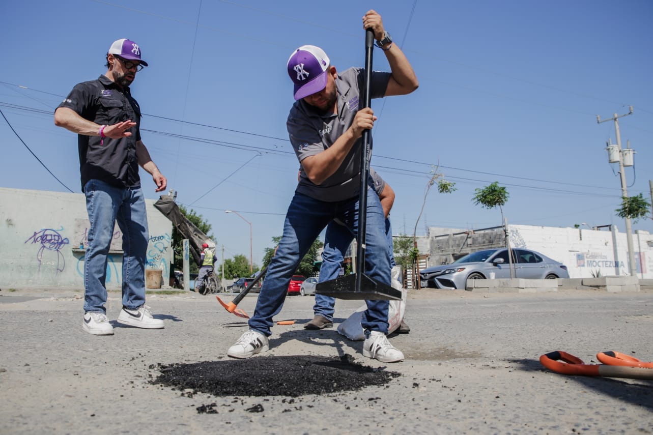 Realiza Héctor Canales trabajo de bacheo