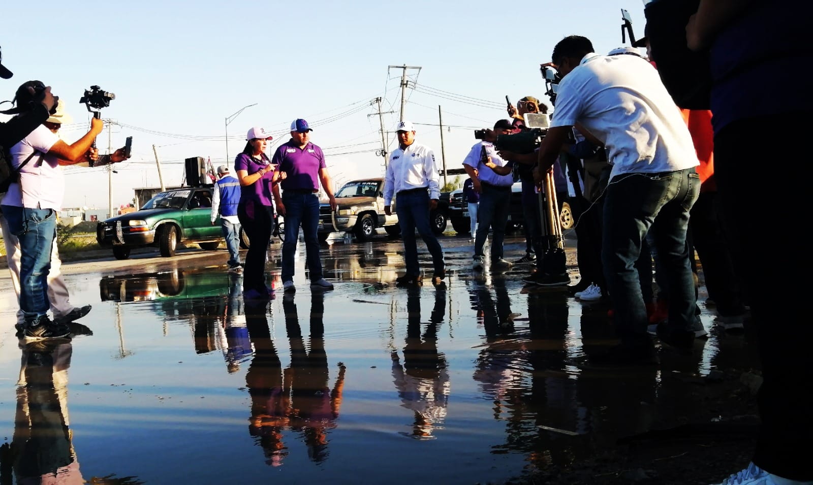 Visita Yahleel Abdala a los olvidados de Los Olivos, que diariamente viven entre encharcamientos y baches y se compromete a rescatar el sector
