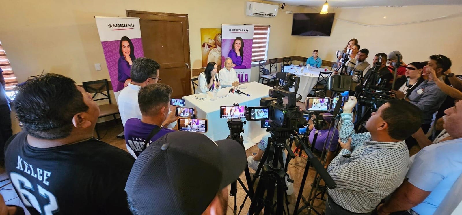 Yahleel Abdala se reúne con periodistas neolaredenses