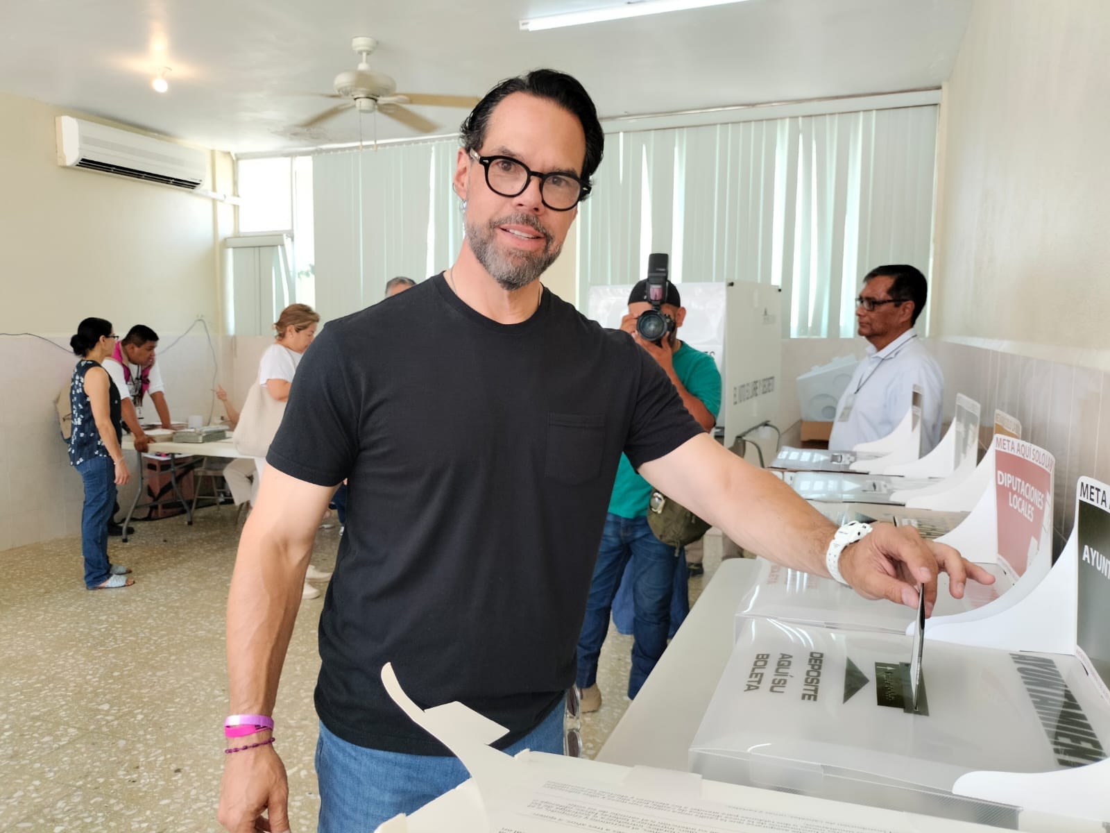 Ejerce su voto Héctor Canales