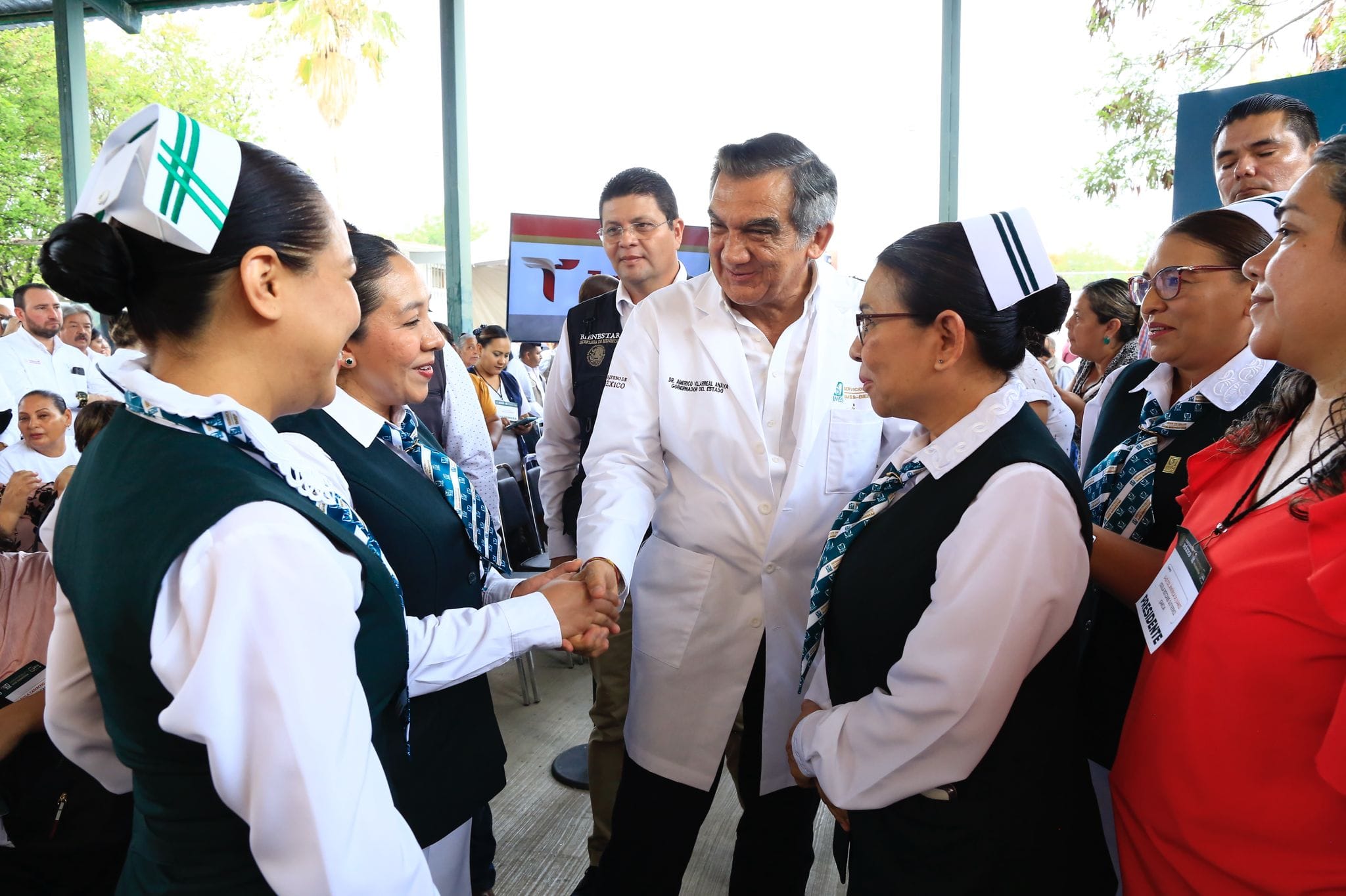 Entrega Américo tarjetas del programa “La Clínica es Nuestra”; refuerzan atención médica