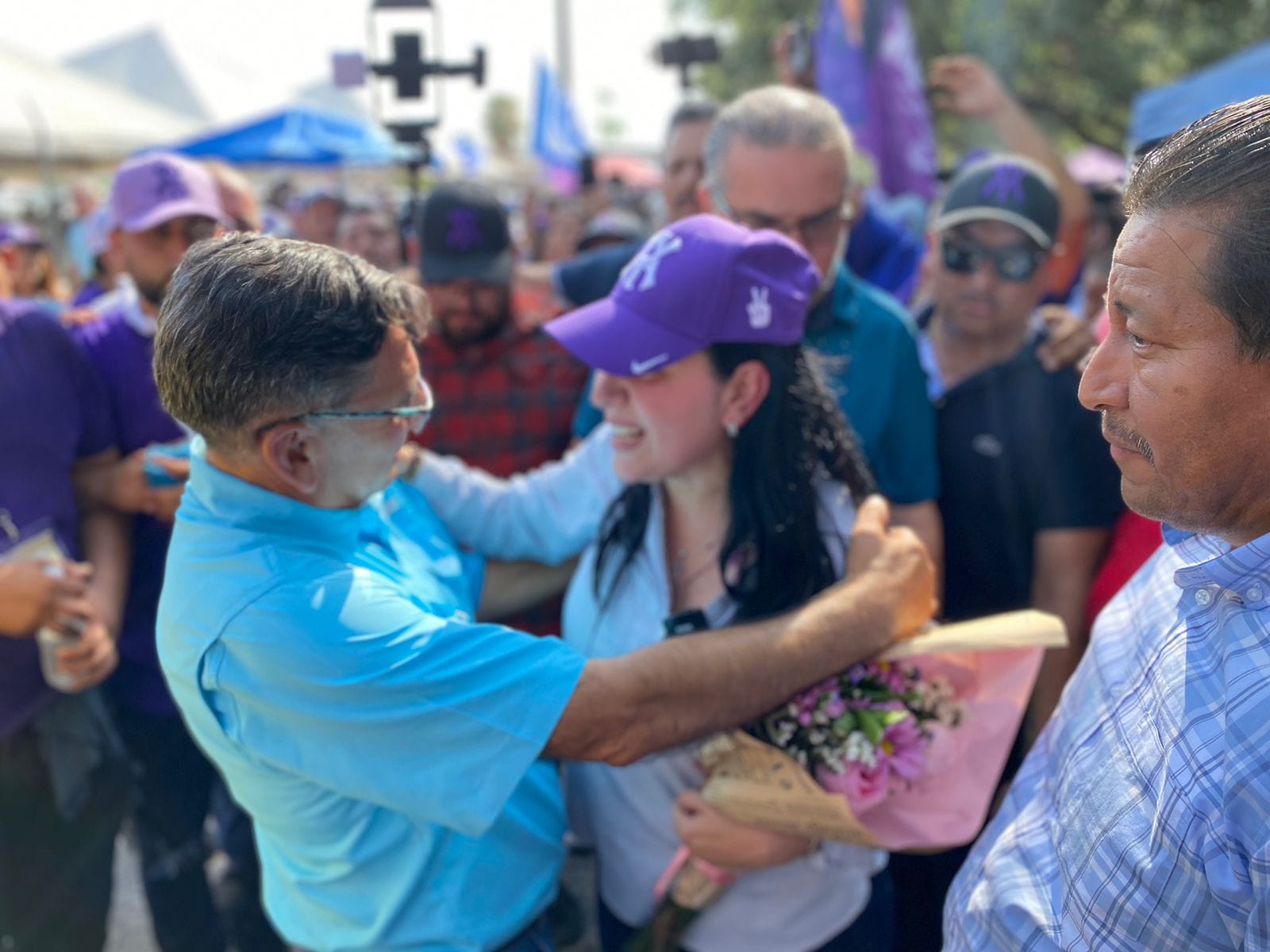 Visita Yahleel Abdala a sus simpatizantes afuera del IETAM