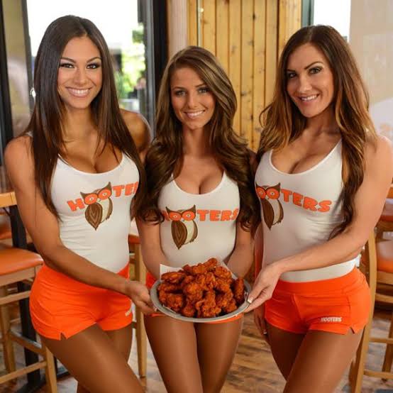 Cierra Hooters varios restaurantes