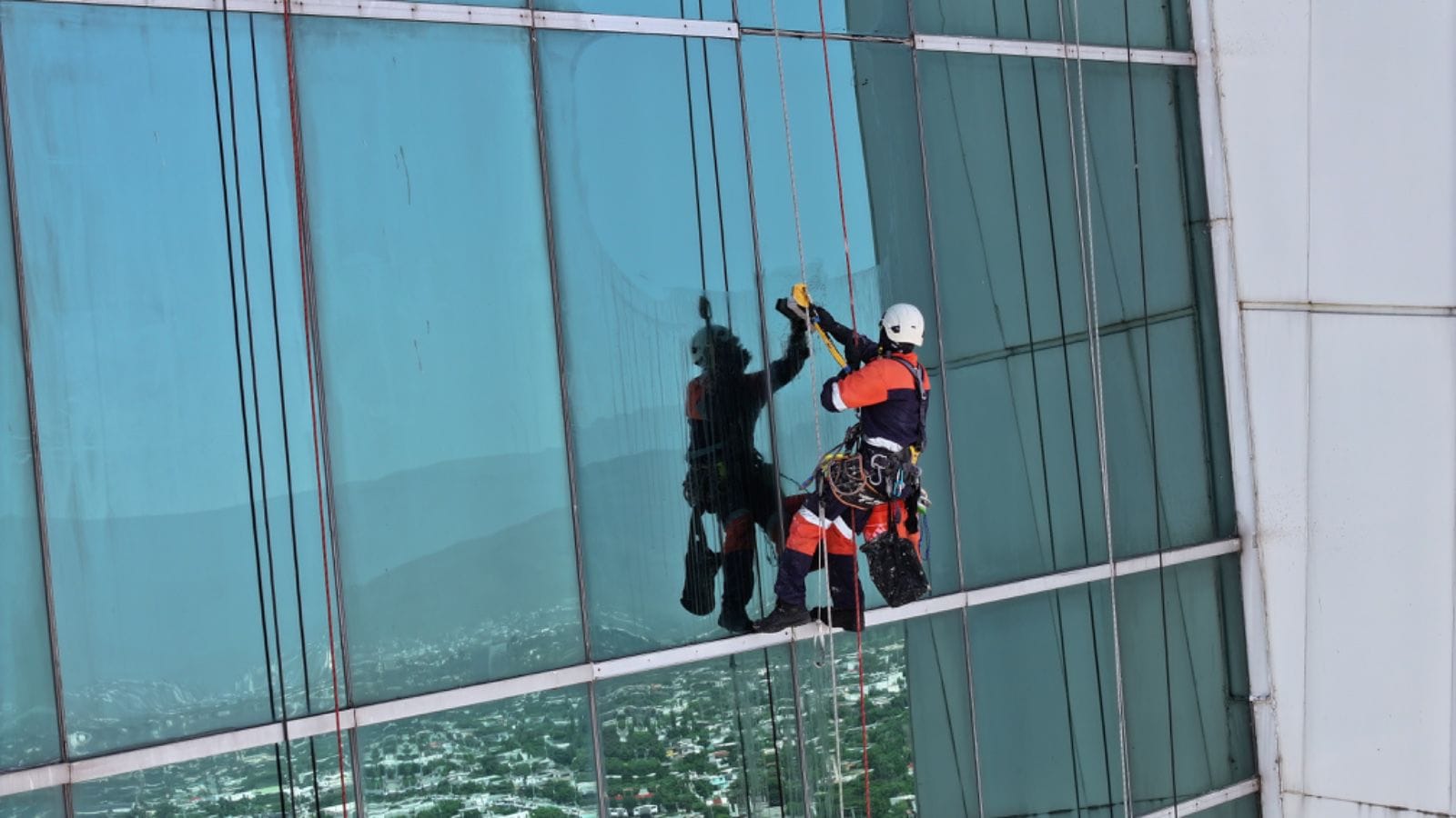 Continúan los trabajos de mantenimiento en Torre Bicentenario