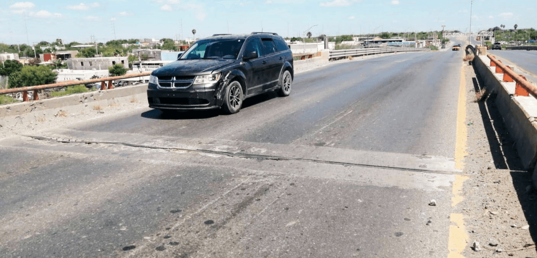 Negligencia municipal pone en peligro automovilistas