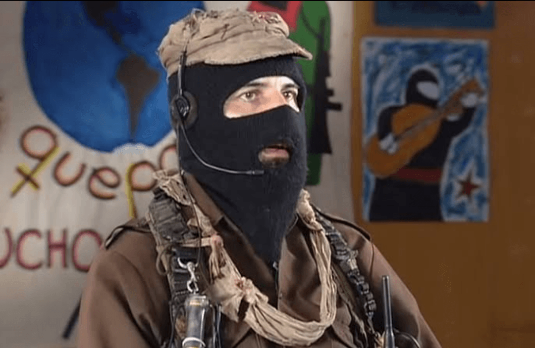 Reaparece Marcos y arremete contra AMLO