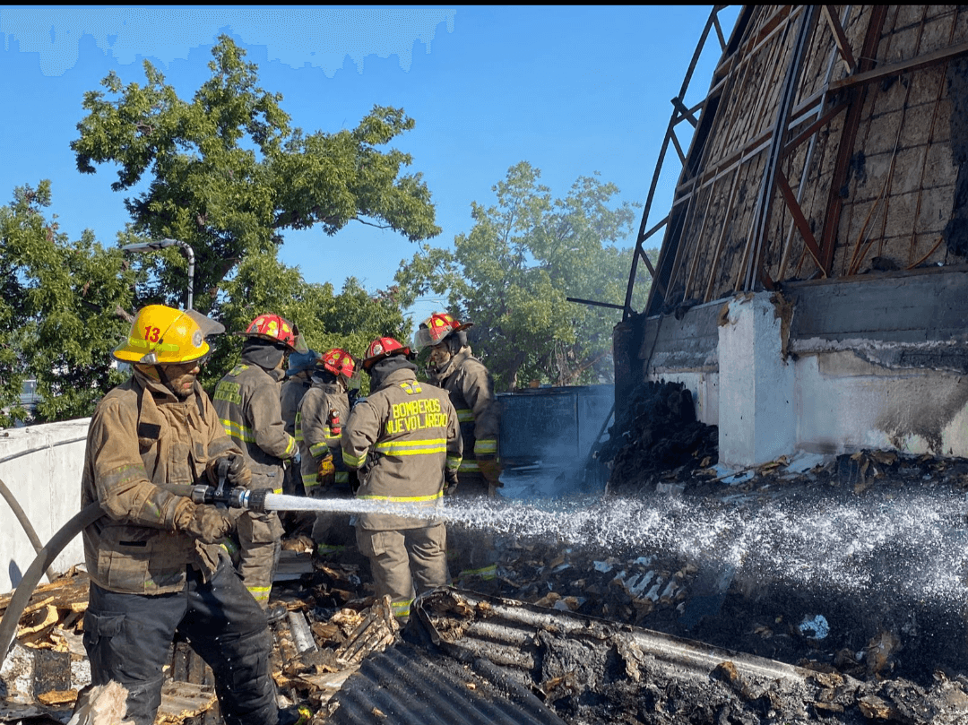 Combaten incendios con equipo deficiente