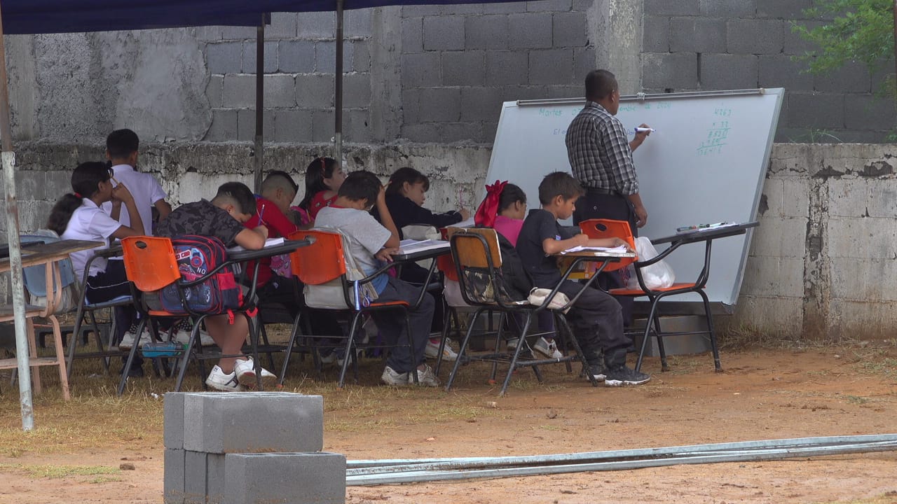 Esperanza en la adversidad: Niños de Praderas del Mezquital ven cómo se construyen dos aulas que mejoraran su futuro