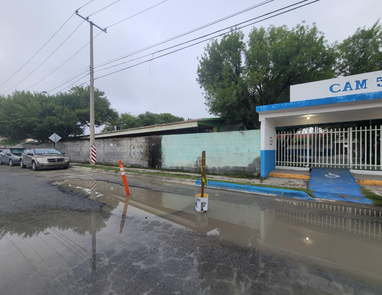 Hundimiento frente al CAM 55 pone en riesgo a alumnos con capacidades diferentes: El Gobierno Municipal ignora las quejas