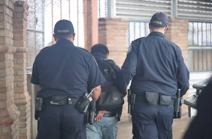 Detienen a hombre en Puente Uno