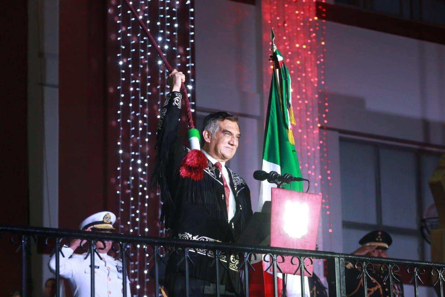 Vivan las mujeres y los hombres de la transformación: Américo