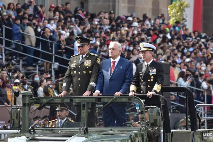 Despiden militar y navalmente a López Obrador