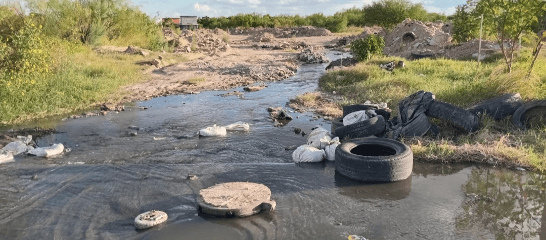Vecinos de la Pancho Villa sufren abandono por aguas negras
