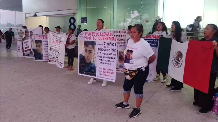 Protestan madres buscadoras en aeropuerto de Cancún