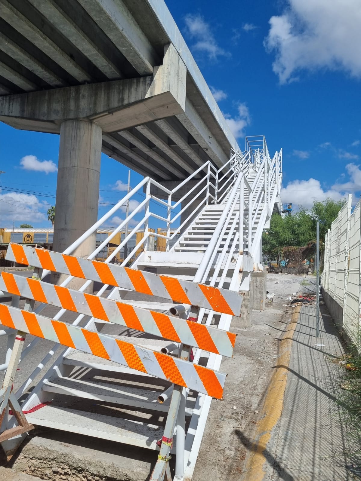 Gobierno Municipal construye puente peatonal no incluyente
