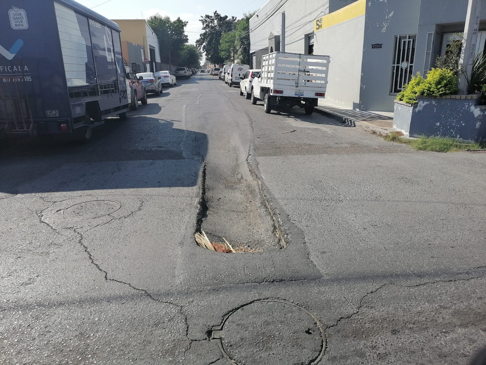 Persiste hundimiento en calle 5 de Febrero y Allende; es un riesgo vial