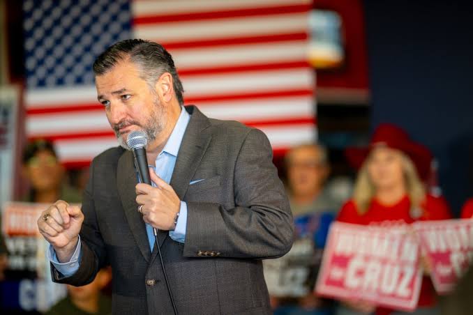 A la cabeza Ted Cruz