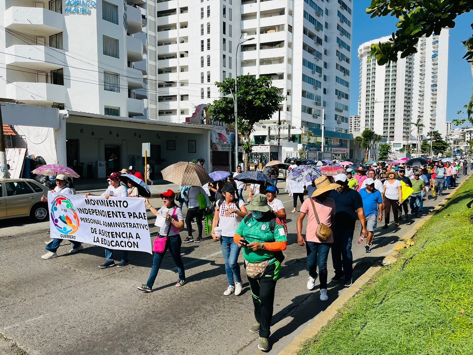 Mantienen bloqueos en Acapulco